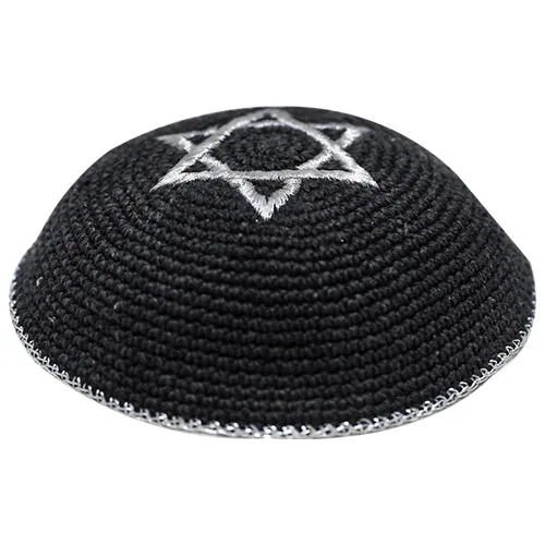 כיפה סרוגה 16 ס"מ שחור עם ריקמה מגן דוד כסף