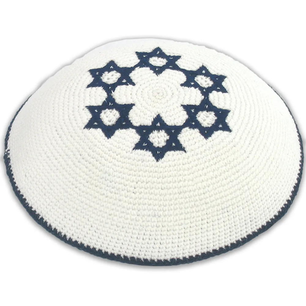 כיפה סרוגה 16 ס"מ לבן 6 מגיני דוד כחול