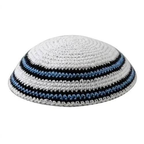 כיפה סרוגה 16 ס"מ לבנה מסביב שני פסים שחור ותכלת