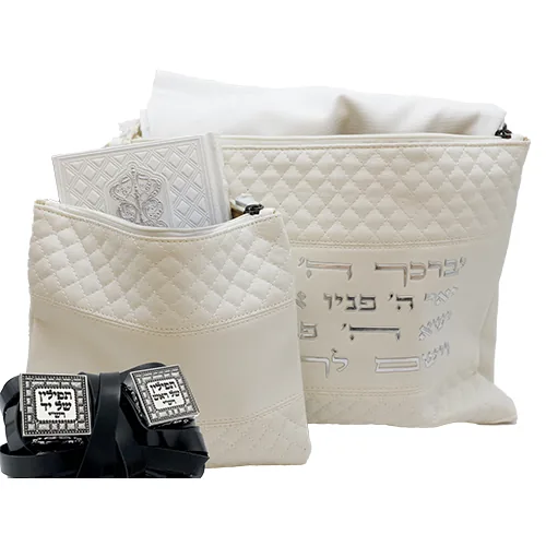 סט טלית תפילין דמוי עור לבן אותיות בולטות "יברכך" כסף 31X38 ס"מ — תמונה 2