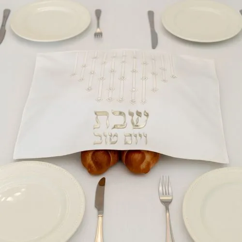 כיסוי חלה מהודר דמוי עור לבן עם ריקמה ואותיות בולטות 42x52 ס"מ — תמונה 2