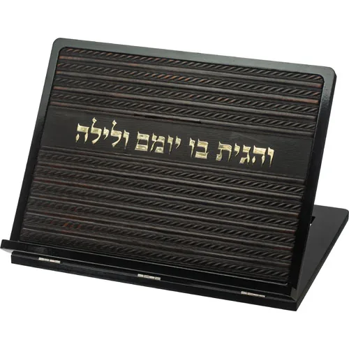 שטנדר מעץ עם פלקטה דמוי עור ואותיות בולטות 38x30 ס