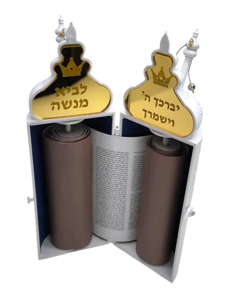 ספר תורה לבן עם חריטת שם הילד על בסיס זהב — תמונה 2