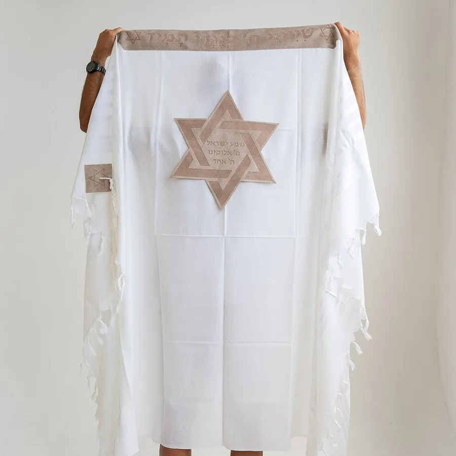 טלית פלטניום תשבץ 100% צמר רחלים דגם שויתי עטרה פינות וגב בצבע קרם — תמונה 1