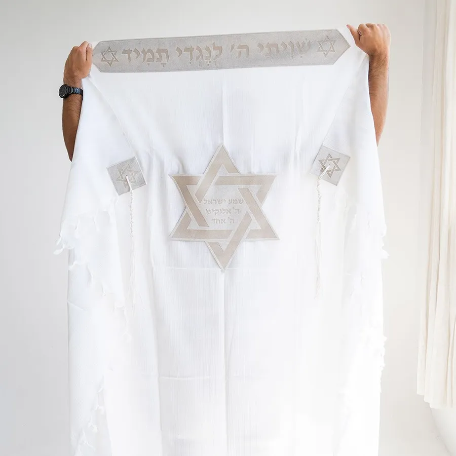 טלית פלטניום תשבץ 100% צמר רחלים דגם שויתי עטרה פינות וגב בצבע אבן — תמונה 1