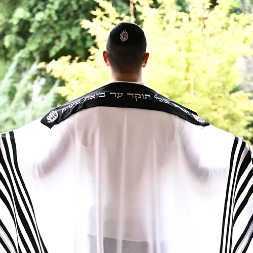 טלית תשבץ צמר פסים בצבע שחור עם עטרה שחורה יוקרתית האש שלי בצבע כסוף — תמונה 1