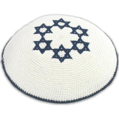 כיפה סרוגה 16 ס"מ לבן 6 מגיני דוד כחול