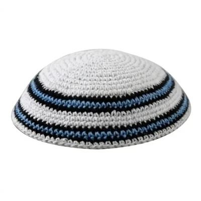 כיפה סרוגה 16 ס"מ לבנה מסביב שני פסים שחור ותכלת