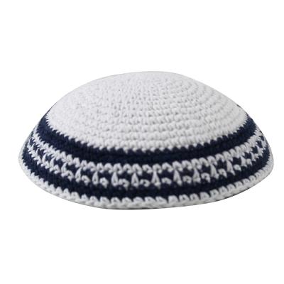 כיפה סרוגה 16 ס"מ לבן מסביב פס כחול כהה ולבן