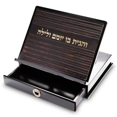 שטנדר מעץ עם פלקטה דמוי עור ומגירה 38x30 ס"מ