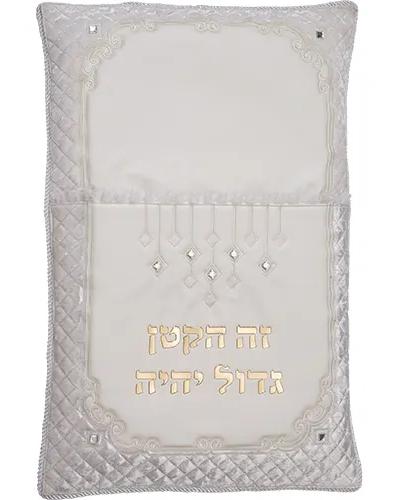 כרית מהודרת לברית דמוי עור עם אותיות בולטות 74x50 ס"מ