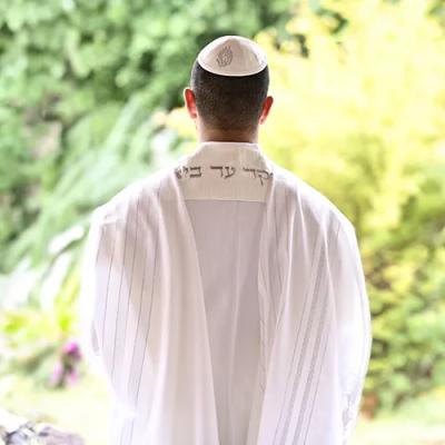 טלית תשבץ צמר פסים בצבע כסף עם עטרה לבנה יוקרתית האש שלי בצבע כסוף