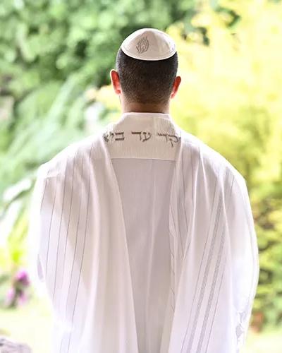 טלית תשבץ  צמר פסים בצבע כסף עם עטרה לבנה יוקרתית האש שלי בצבע כסוף