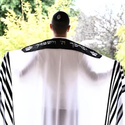 טלית תשבץ צמר פסים בצבע שחור עם עטרה שחורה יוקרתית יברכך ה' וישמרך בצבע כסוף