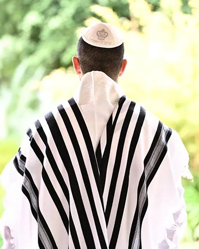 טלית תשבץ  צמר פסים בצבע שחור