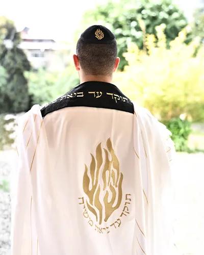 טלית דגם האש שלי זהב עם עטרה שחורה יוקרתית רקמת האש שלי בזהב