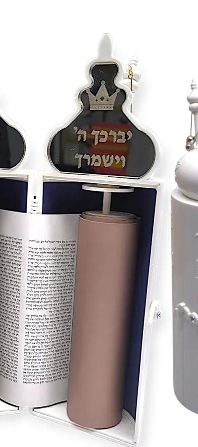 ספר תורה לבן עם חריטת שם הילד על כסוף