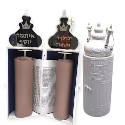 ספר תורה לבן עם חריטת שם הילד על כסוף
