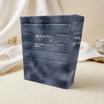 סידור כותל לגבר ג'ינס כחול כהה הטבעה בכסף