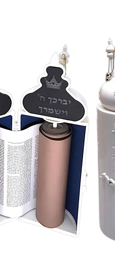 ספר תורה לבן עם חריטת שם הילד על שחור