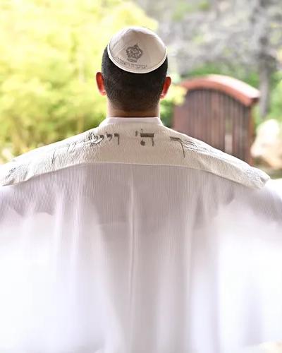 טלית תשבץ  צמר פסים בצבע לבן עם עטרה לבנה יוקרתית יברכך ה' וישמרך בצבע כסוף
