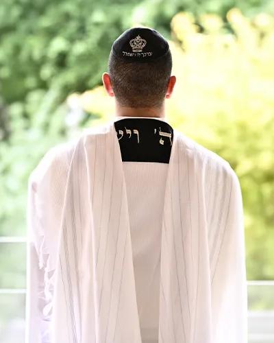 טלית תשבץ  צמר פסים בצבע כסף  עם עטרה שחורה יוקרתית רקמת יברכך ה' וישמרך בכסוף