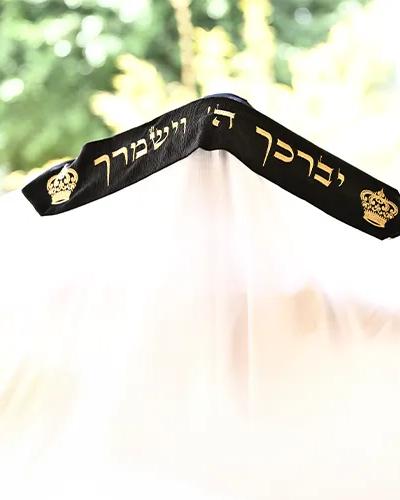טלית דגם פאר עטרה שחורה  רקמת יברכך צבע זהב