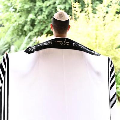 טלית תשבץ צמר פסים בצבע שחור עם עטרה שחורה יוקרתית שויתי ה' לנגדי תמיד בצבע כסוף