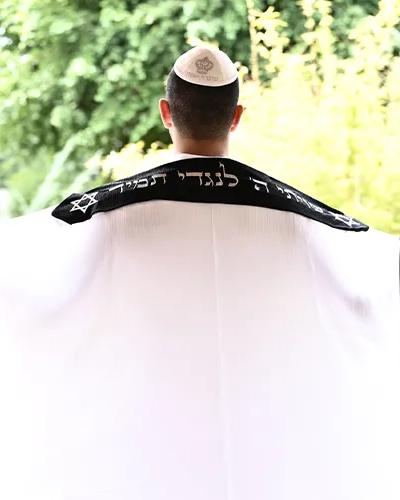 טלית תשבץ  צמר פסים בצבע שחור עם עטרה שחורה יוקרתית שויתי ה' לנגדי תמיד בצבע כסוף