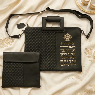 תיק מפואר לטלית דמוי עור שחור אותיות בולטות "וי"