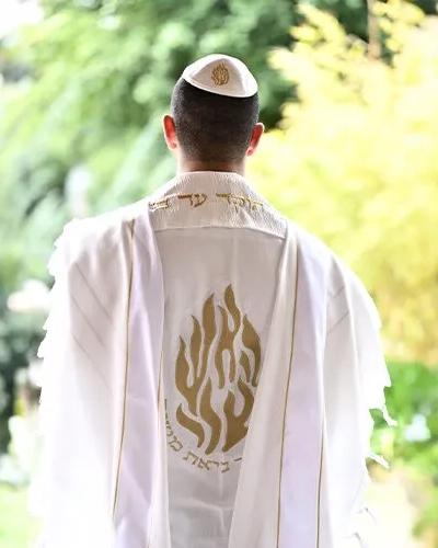 טלית דגם האש שלי זהב עם עטרה לבנה יוקרתית רקמת האש שלי בזהב